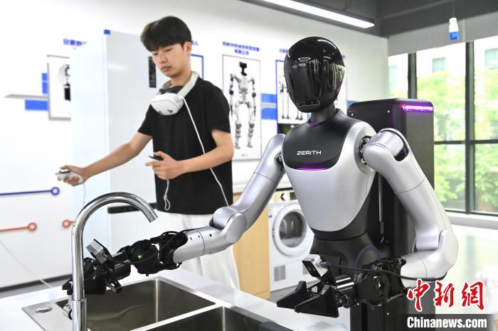 图为工作人员正在训练人形机器人。中新社记者 韩苏原 摄