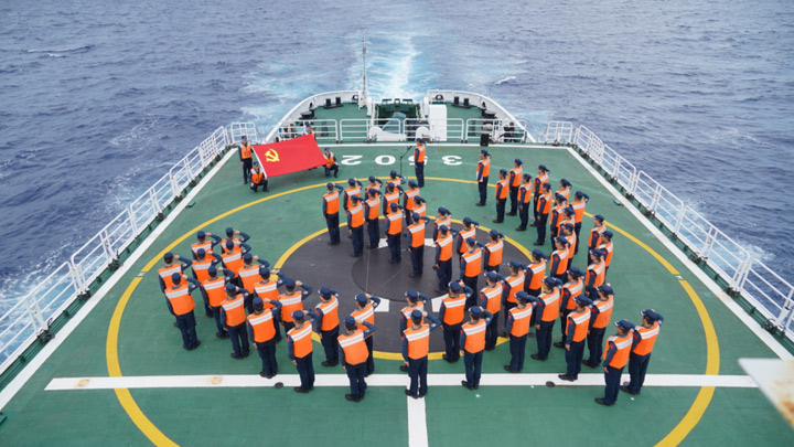 在祖国海疆“向党组织靠拢” 中国海警黄岩舰位黄岩岛海域迎来新党员