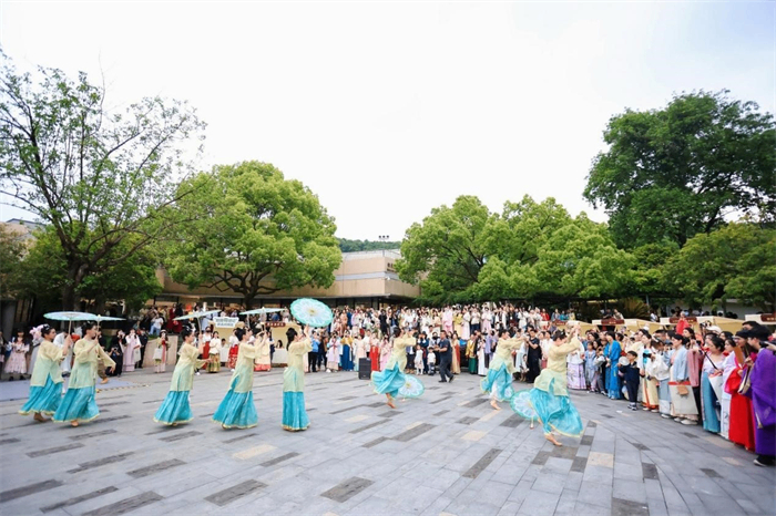 2024"国丝汉服节"现场画面(图片来源:杭州网)近年来,大批宋代题材古装