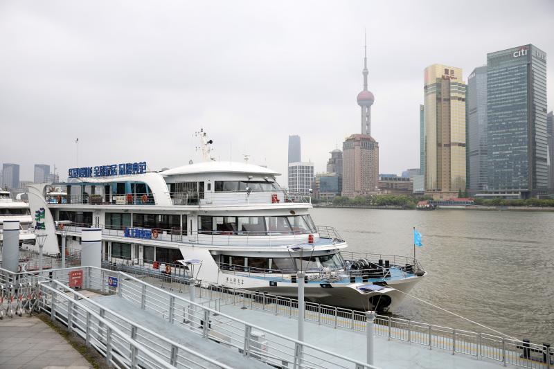 上海黄浦江上坐游船,船美景美,但订票烦,找码头难,哪能办?