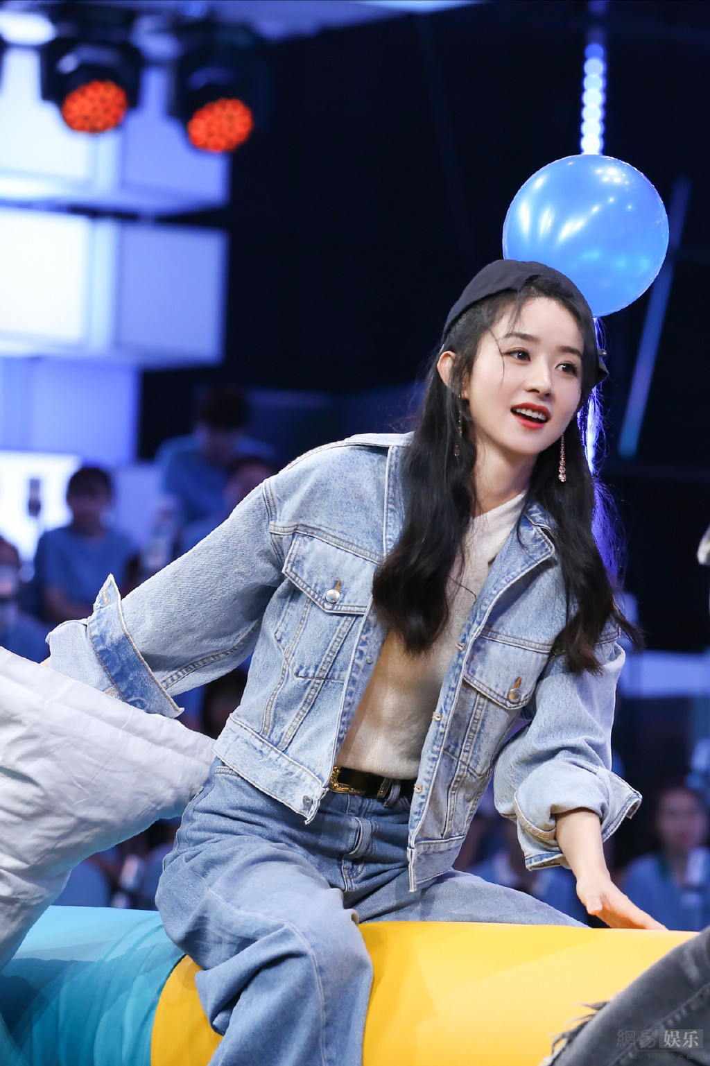 赵丽颖穿挂脖装秀锁骨笑容灿烂少女感依旧