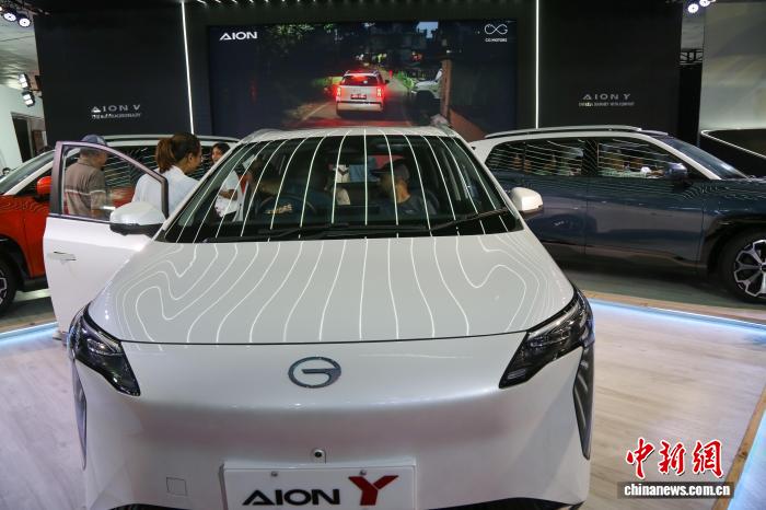 图为现场展出广汽埃安新能源汽车。普拉丹 摄