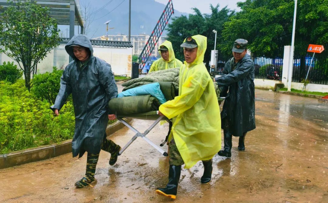 抓起铁锹、带上菜刀、扛上米、拎上油……插图3