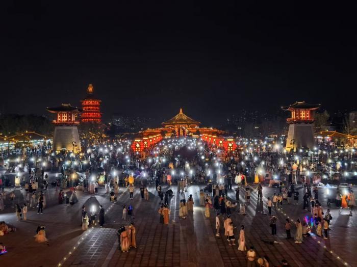 2025年，游客在河南花了1万多亿元