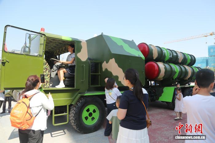 图为观众体验驾驶红旗-9动态导弹车。甘肃科技馆供图