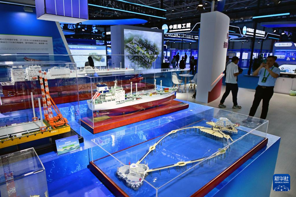 9月8日，参观者在2025东亚海洋博览会海洋发展成果展区参观。 近日，以“从蔚蓝到未来——蓝色·海洋·科技”为主题的2025东亚海洋博览会在山东省青岛市举行。本次博览会汇集了450余家企业或机构参展，集中展示近年来海洋工程、科技装备、海洋生物医药等领域的科技成果。 新华社记者 李紫恒 摄pagebreak