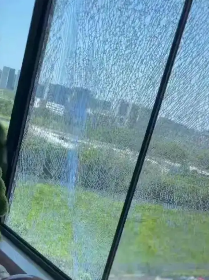 一声巨响！很多人家里玻璃都“炸了”，咋回事？插图