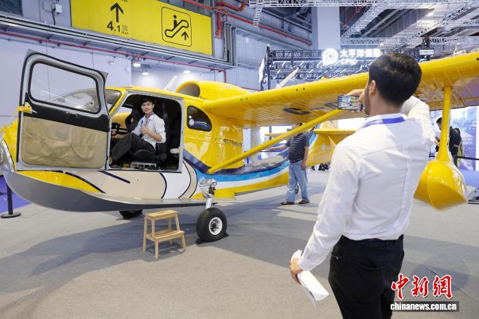 7月23日，观众在水陆两栖飞机驾驶舱内合影。中新社记者 殷立勤 摄