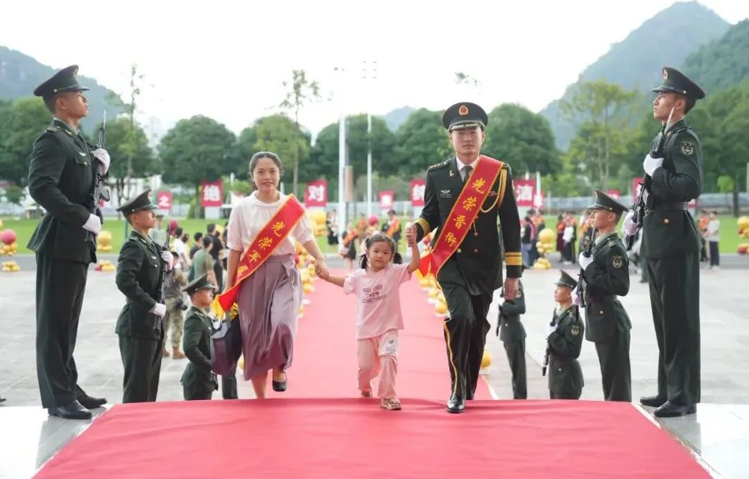 热烈祝贺，27名优秀军官成功晋升军衔，展现不凡军事成就！