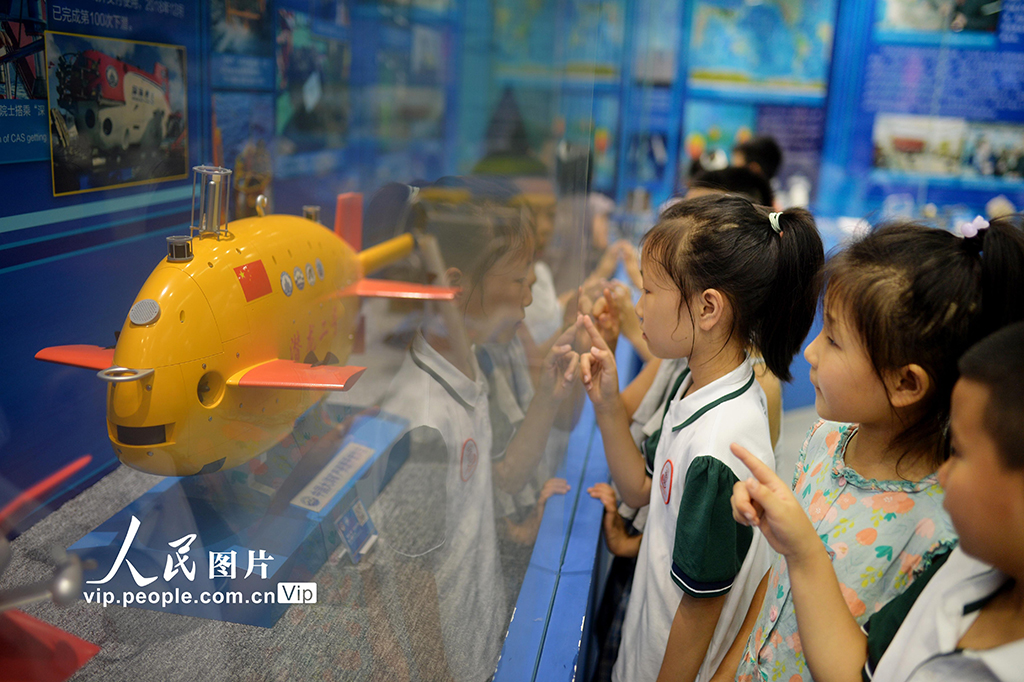 暑期，山东省青岛市市北区上海路小学的孩子们走进自然资源部第一海洋研究所中国大洋样品馆，通过学习海洋科考知识、参观海洋矿物样品等活动，感受科技魅力，丰富暑期生活。王海滨摄（人民图片网）