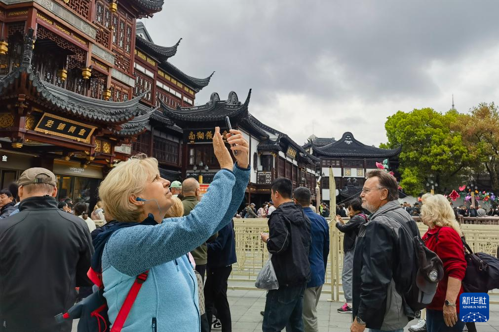 为了欢迎中国游客,许多国家和地区也对中国公民推出免签和落地签,并