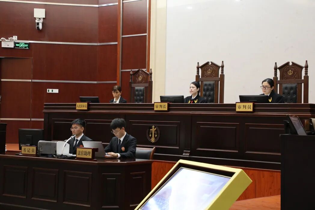 非法收受钱款合计473.93万元，广西灵山县那隆中学原校长莫某某受贿案开庭审理