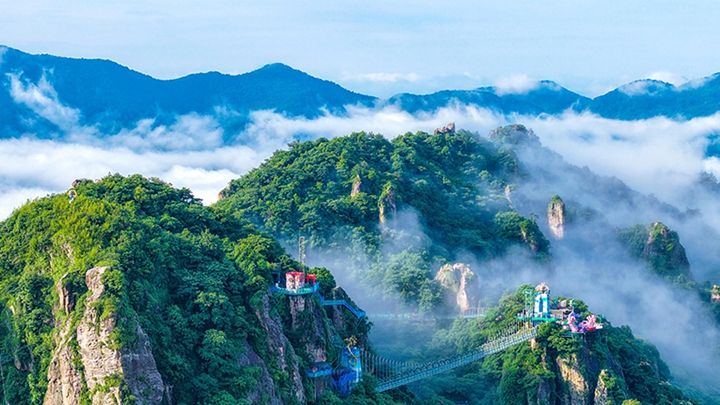安徽芜湖：云海绕山峦 风景美如画
