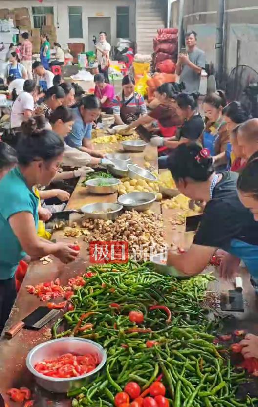 榕江村超啦啦队员齐当救灾志愿者：67岁大爷负责烧火，64岁阿婆负责分饭插图