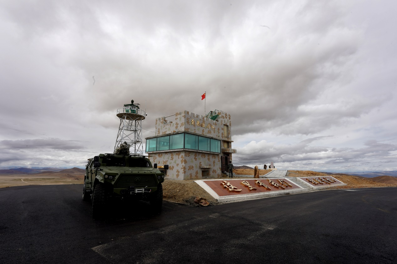 查果拉哨所周边铺设了柏油马路。樊巍摄