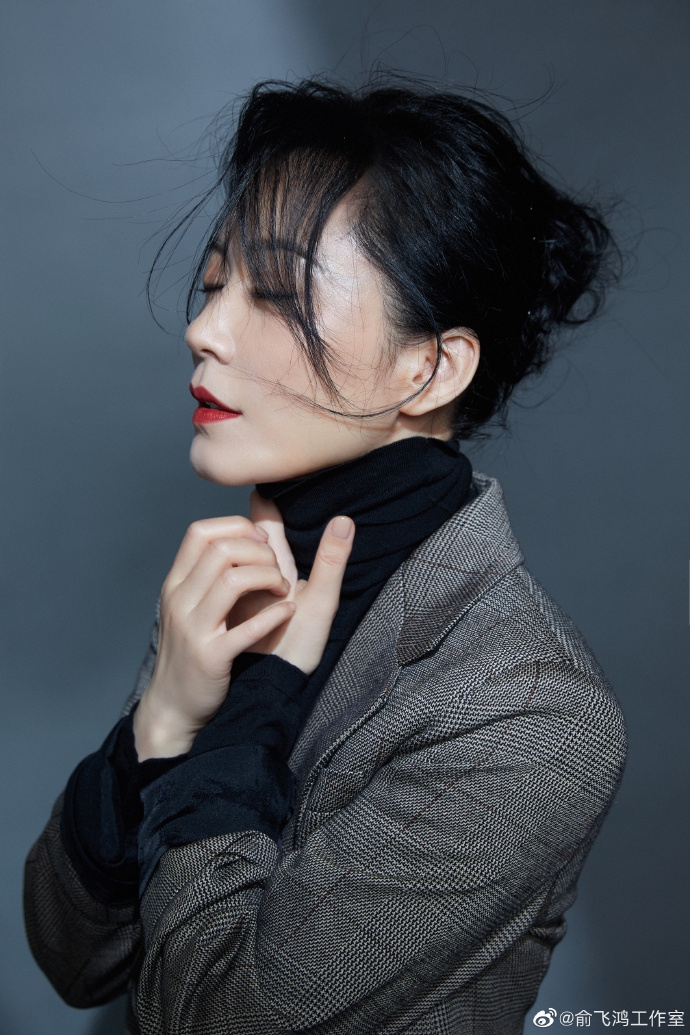 a爆了!俞飞鸿穿高领毛衣搭条纹西装优雅又酷帅