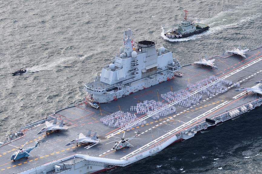 2017年7月7日,700名官兵在遼寧艦甲板列隊排出「香港你好」字樣。(圖/新華社)