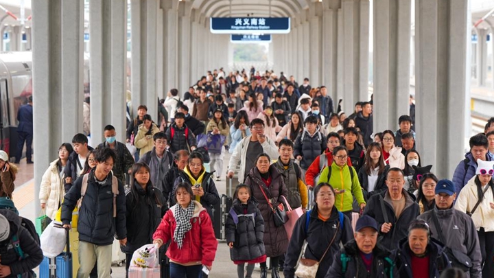 元旦假期首日出行忙