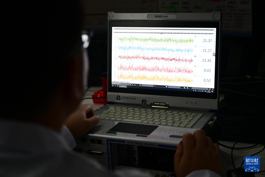 10月13日，科研人员在聚变堆主机关键系统综合研究设施“夸父”（CRAFT）偏滤器原型部件测试现场工作。 10月13日上午，聚变堆主机关键系统综合研究设施“夸父”（CRAFT）取得重要进展——偏滤器原型部件顺利通过专家组测试与验收。 测试结果显示，该部件稳态热负荷能力达到20兆瓦/平方米，靶板面向等离子体表面邻接误差小于1毫米，标志着我国自主设计的国际尺寸最大、热负荷最高的偏滤器原型部件研制成功。 新华社记者 周牧 摄pagebreak