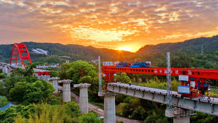 江西会昌：瑞梅铁路湘水特大桥架梁施工忙