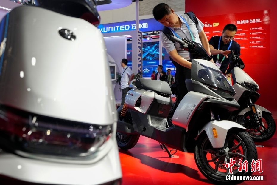 中新社记者 赵文宇 摄 7月16日，第三届中国国际供应链促进博览会在北京开幕。本届链博会设置先进制造链、智能汽车链、绿色农业链、清洁能源链、数字科技链、健康生活链等6大链条和供应链服务展区，共有75个国家和地区，651家企业和机构参展，境外参展商占比达35%。图为在数字科技链展区，九号公司展台展出的电动自行车吸引观众。