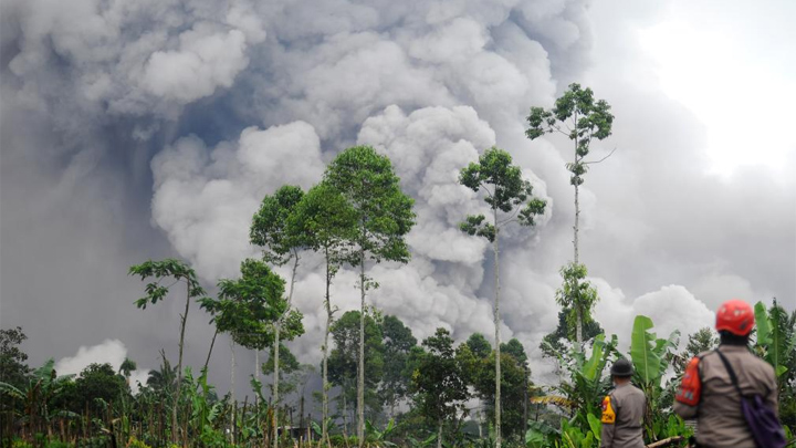 印尼塞梅鲁火山持续喷发