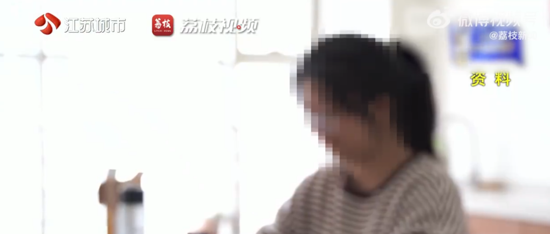 妻子携带大笔现金出门，丈夫追过去被这一幕惊呆！民警：第一次见插图