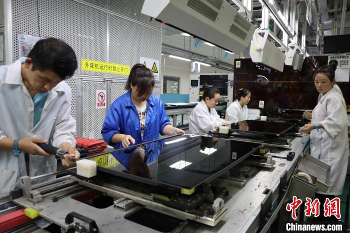 7月7日，中新社记者走进咸阳高新区探寻陕西电子显示产业的发展密码。咸阳G8.5+基板玻璃生产线项目现场，洁净的车间内玻璃液经溢流槽垂落成 0.4 毫米薄片。冠捷显示科技(咸阳)有限公司生产车间则依托自动锁附、智能搬运等自动化设备，每8秒就有一台液晶电视产出。咸阳高新区采取引进龙头企业、完善产业链条和强化科技创新等举措，全力打造千亿级电子显示产业集群。图为冠捷显示科技(咸阳)有限公司的生产现场。中新社记者 李一璠 摄