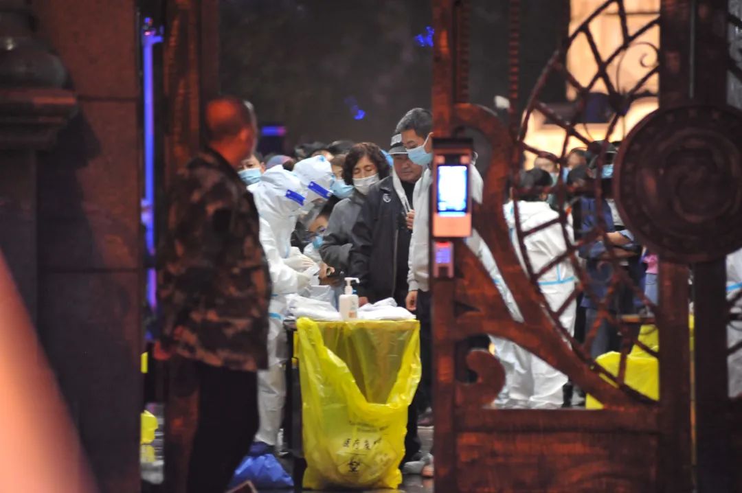 21日21时，哈尔滨市民排队进行核酸检测。（图源：人民视觉）
