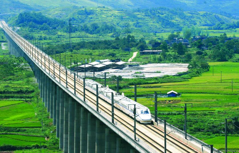 上半年中国铁路完成固定资产投资同比增5.5%