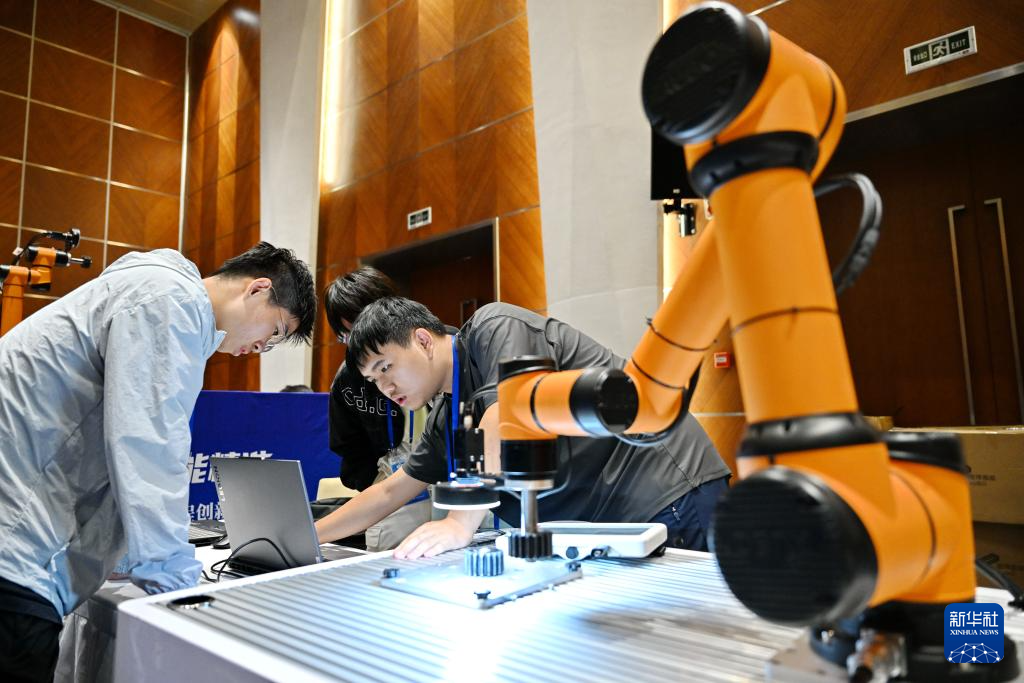 9月14日，参赛选手在比赛中调试设备。 9月14日，2025年中国大学生机械工程创新创意大赛智能精密装配赛京津冀鲁联赛在河北省石家庄市栾城区航空中心举行。本次联赛吸引了来自清华大学、北京理工大学、河北科技大学等数十所高校、近百支队伍参赛。比赛设置实操调试与答辩汇报两个环节，旨在突出智能装备与传统工艺在实践中的融合创新应用，深度考察参赛者对跨领域技术整合的掌握程度，全面考察学生的创新思维与技术应用能力。 新华社记者 牟宇 摄pagebreak