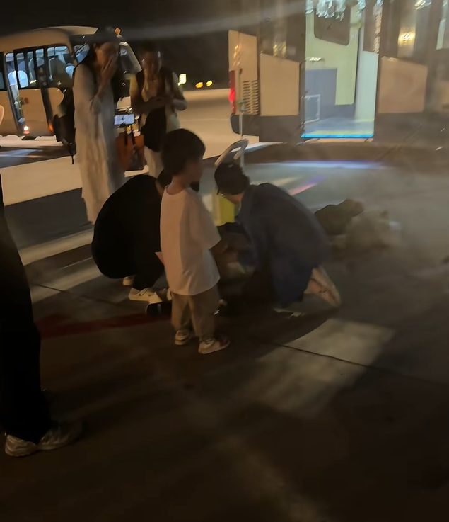 乘客被困机场摆渡车闷热难耐，有人缺氧晕倒！男子紧急砸窗脱困，机场最新回应插图