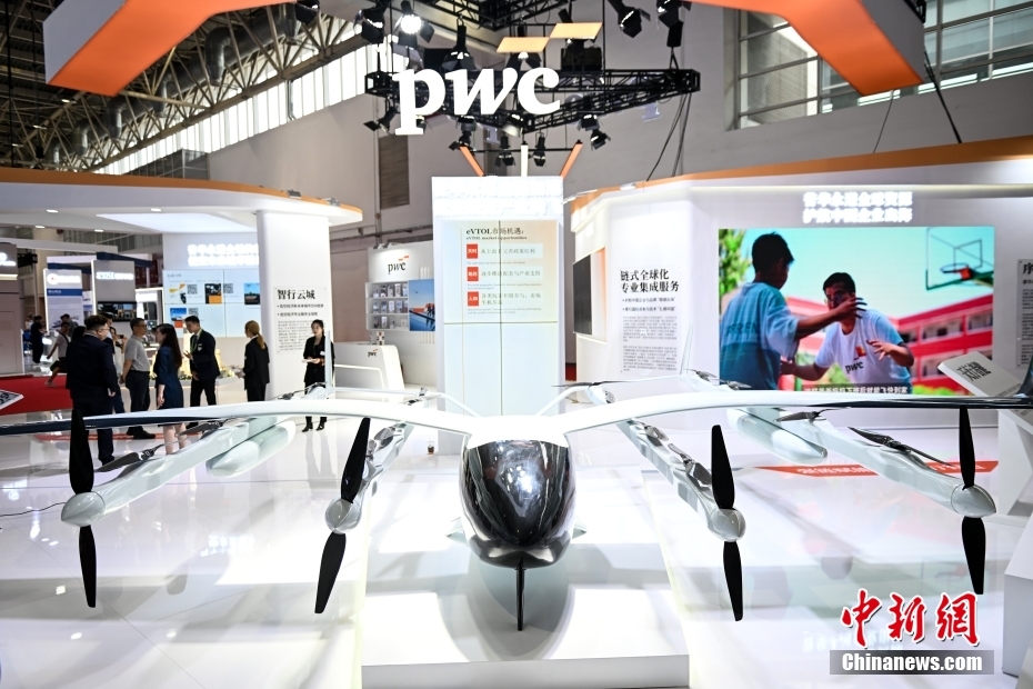 中新网记者 李骏 摄 图为先进制造链展区展出的载人智能驾驶垂直起降飞行器。