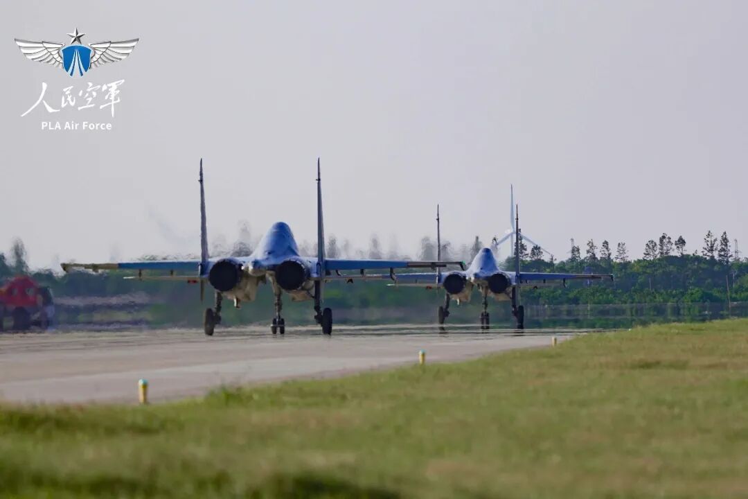 简单飞行空中加油，空中飞行员是干嘛的