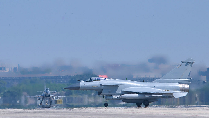 “计时，起飞！” 云端之上飞行员锤炼实战能力