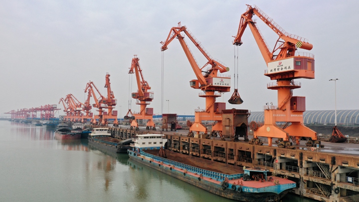 江西南昌：港口保供忙 水路运输畅