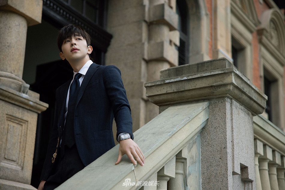 邓伦狼尾发型变身"庄园贵公子" 漫步庭院绅士帅气