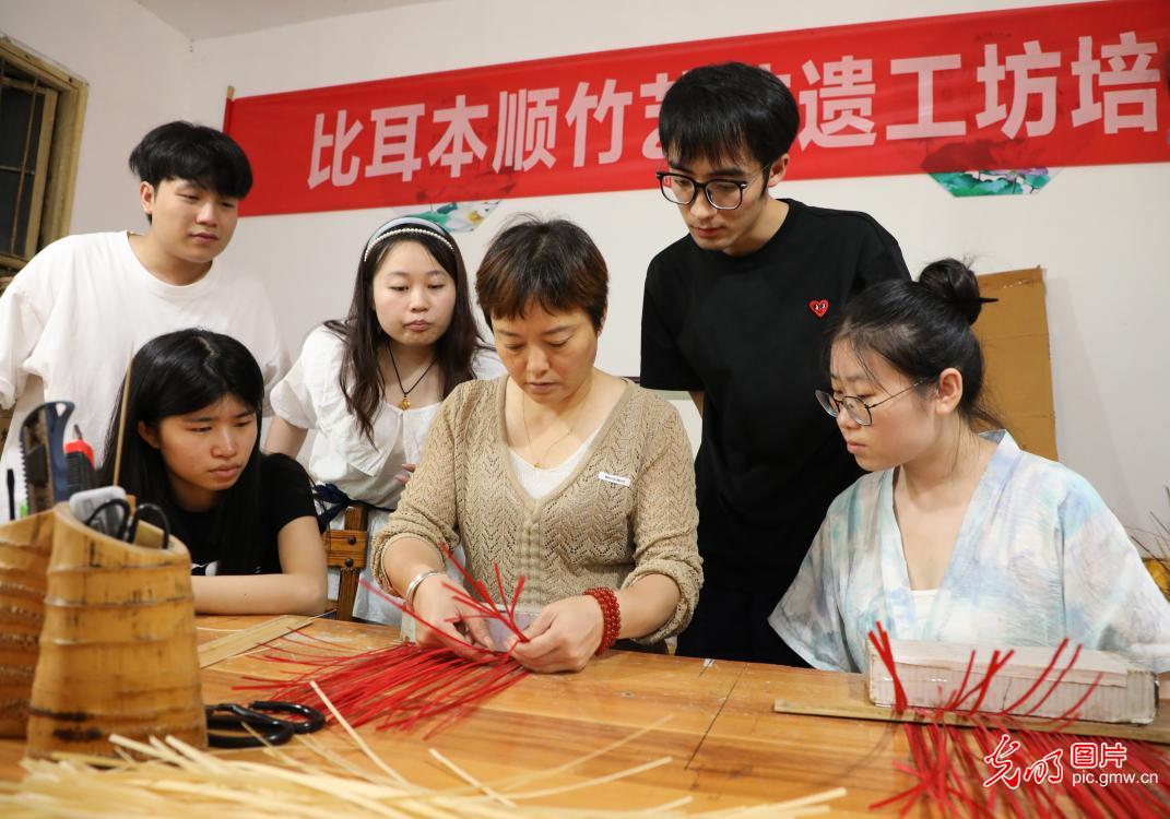 直播助农、健康义诊、扮靓街巷……青年学子暑期返乡服务桑梓插图