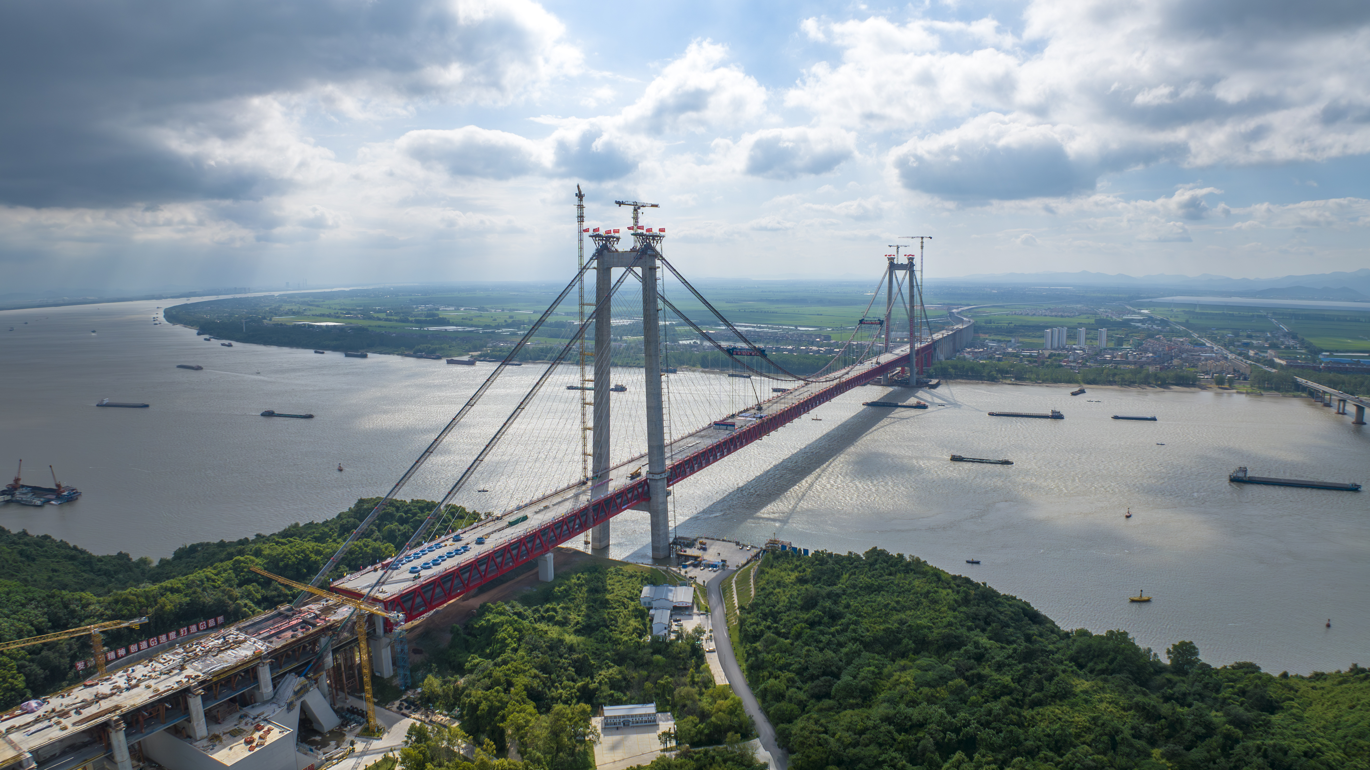 世界首座双层斜拉—悬索协作体系大桥顺利合龙