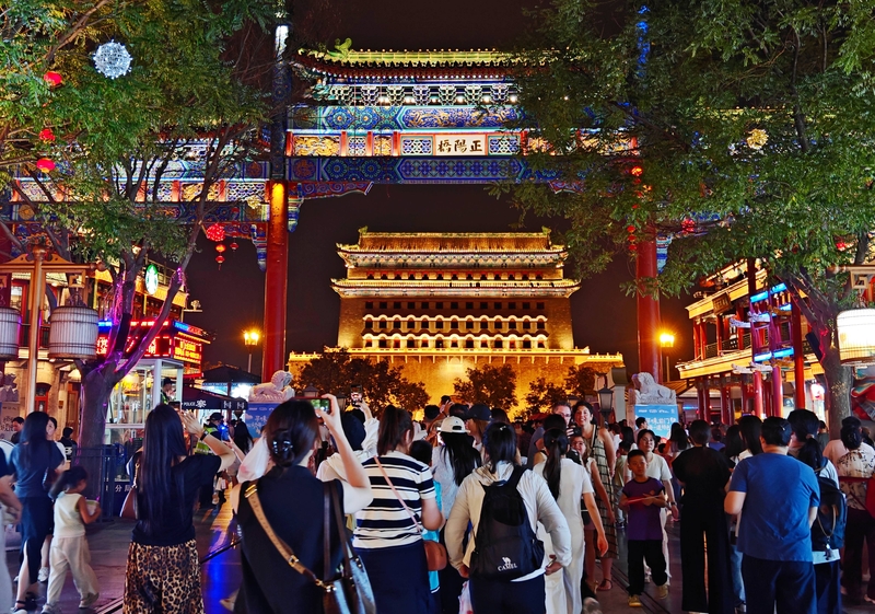 北京：暑期前门夜游人气旺