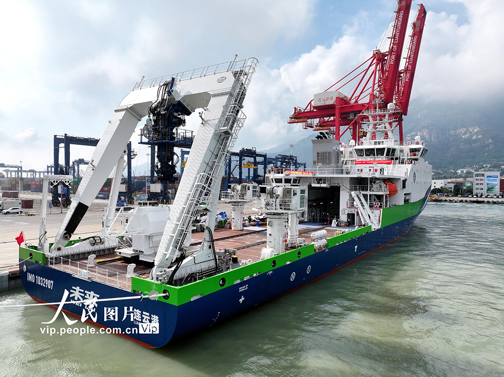 2025年7月27日，“未来”号深远海绿色智能技术试验船顺利抵达江苏省连云港港集装箱码头。 “未来”号是国内首艘深远海绿色智能技术试验船，也是连云港、无锡南北联动的重大科学基础设施项目之一，总长110.8米，满载排水量7000吨，最大航速超15节，定员80人，续航力大于10000海里，在单次任务中能够持续航行至少60天，期间无需外部补给，具备无限航区全球航行能力。这座历时6年科研攻关和设计制造的“移动的海上实验室”，将为国产船舶装备提供真实海洋测试平台，加速推动我国船舶工业绿色智能化转型。王春摄（人民图片网）