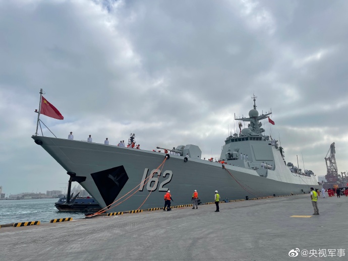海军南宁舰抵达阿联酋