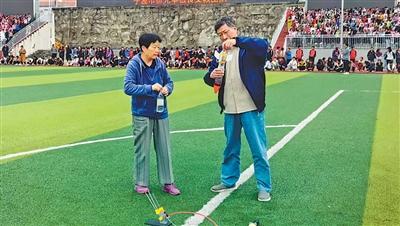 浙江宁波退休教师夫妇连续多年走进50余所学校 “魔法爷爷”和“知心奶奶”携手支教