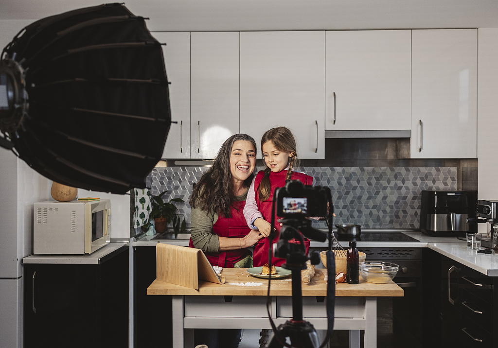 美媒：网红家庭生活博主的代价