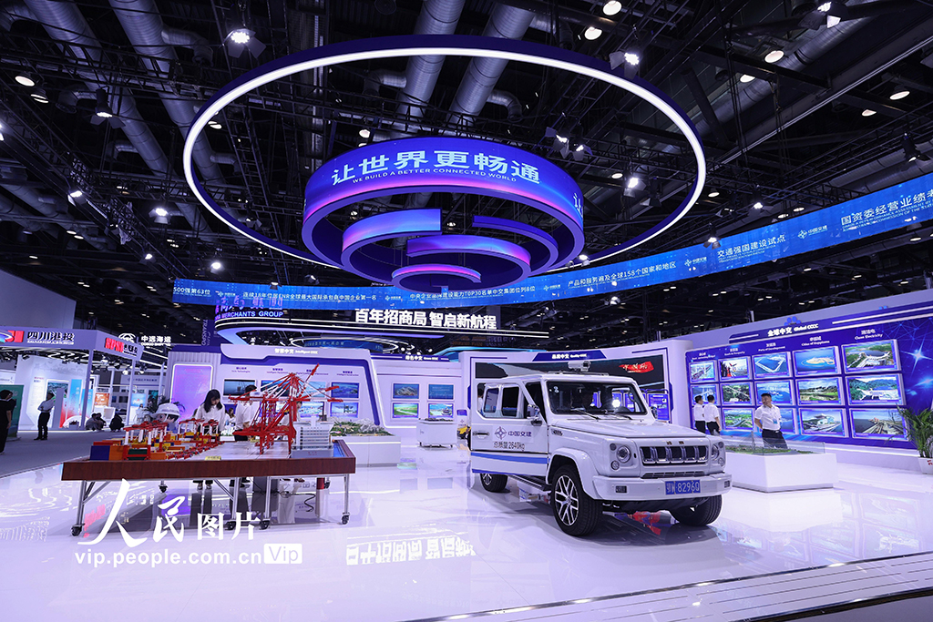 2025年7月1日，第十七届国际交通技术与设备展览会在北京国家会议中心开幕。本届展览以“新质生产力 交通新动力”为主题，设置“智能综合交通协同发展”“交通数智化转型”“低碳交通与资源循环”“人工智能与安全韧性交通”“智能化引领交通物流降本提质增效”五大展区。集中展示国内外铁路、公路、水运、民航、邮政、城市交通及交通运输新业态等领域的最新成果。陈晓根摄（人民图片网）