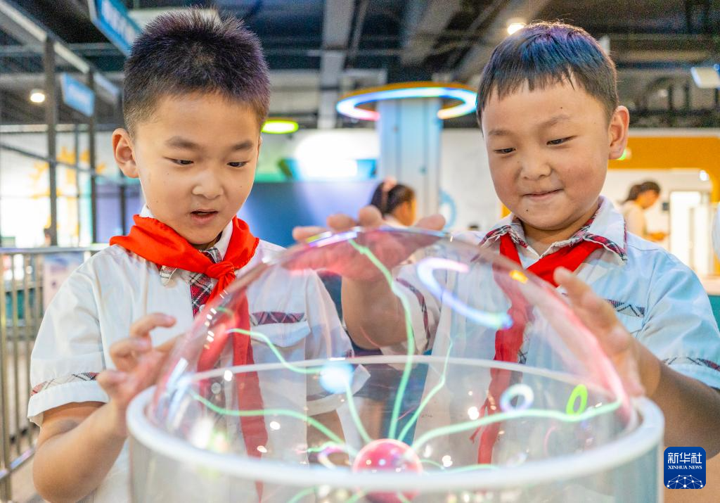 9月7日，在江苏省海安市科技馆，海安市南屏小学学生体验科普小装置。 今年9月是首个全国科普月，各地青少年参观科技场馆、体验科普设备，感受科技魅力。 新华社发（翟慧勇摄）