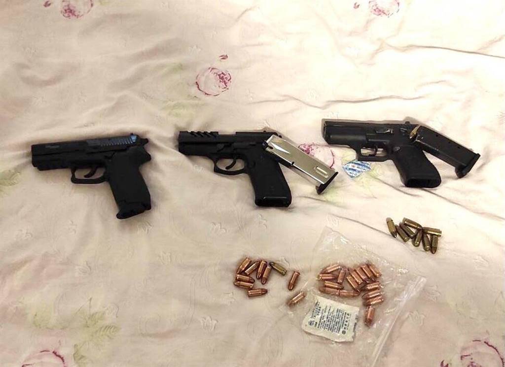 报道提到,黄江正等人尾随蔡姓女子哥哥到钟表行门前,持电击棒,手枪与