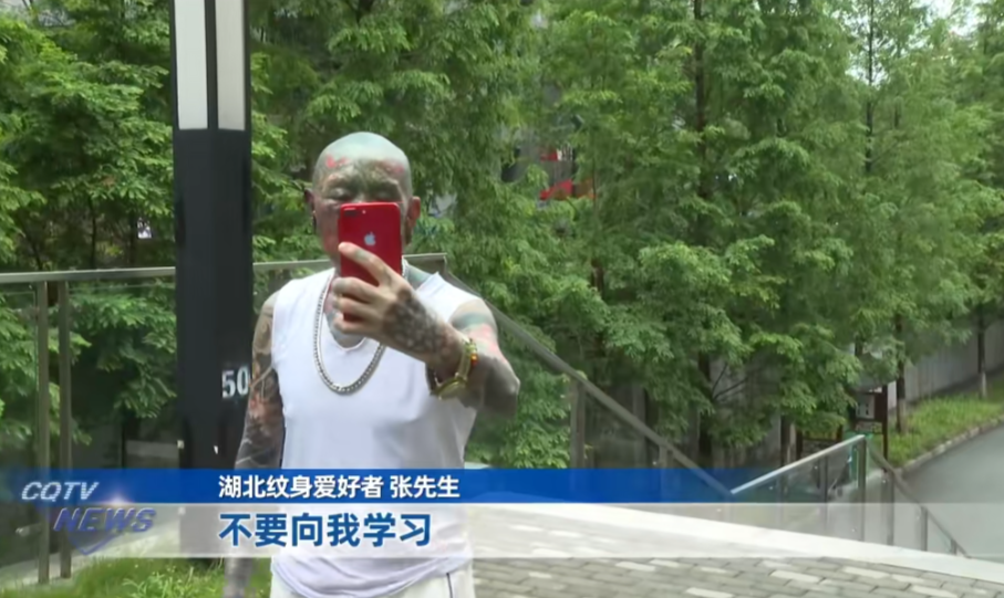 68岁大爷全身重彩纹身，如今肠子悔青：亲友都躲着走，地铁高铁飞机坐不了插图9