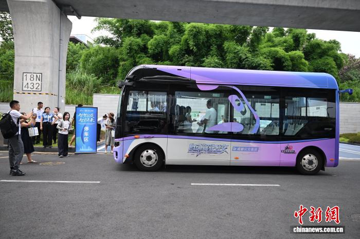 图为媒体记者体验成都首条自动驾驶公交线路。中新社记者 张浪 摄