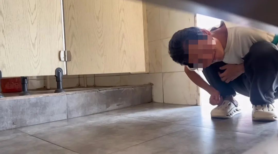 河南一女子在公厕被流浪汉偷窥，当事人称已解决，当地回应：系精神病患者插图1